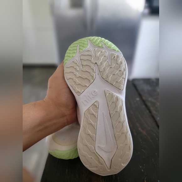 Nike White and Green Sneakers for Active Lifestyle - Picture 3 of 5